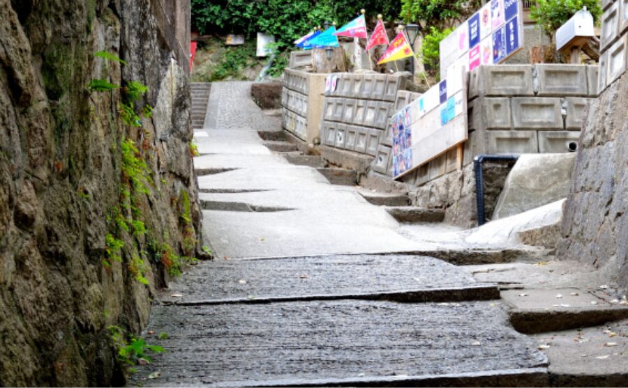 尾道でよく見る不揃いな石の坂道
