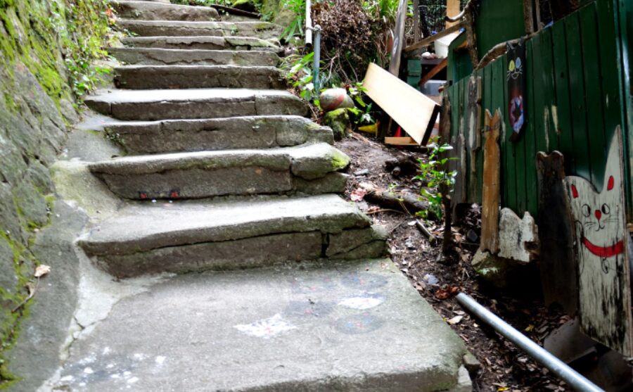 尾道観光の猫の細道にある石段の坂道