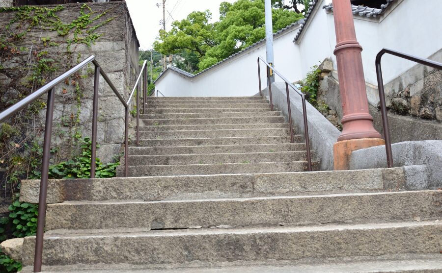 尾道の裏路地に続く急な石の坂道
