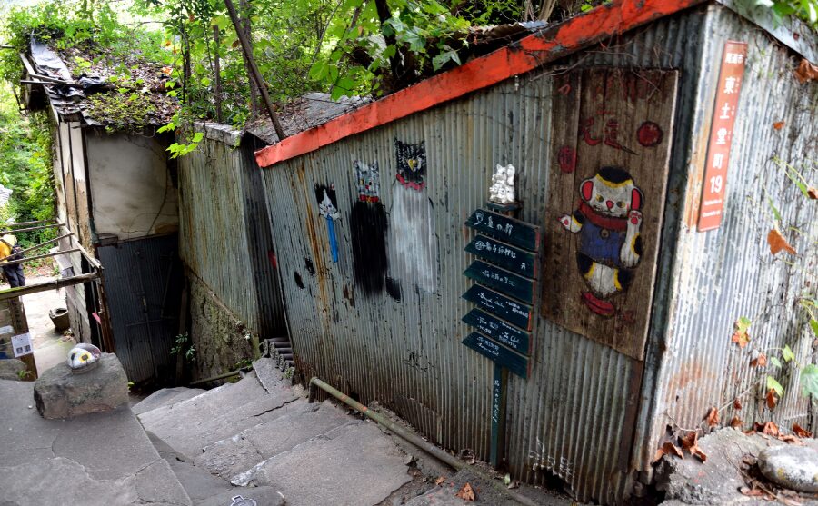 休日の尾道観光で混雑しやすい猫の細道。