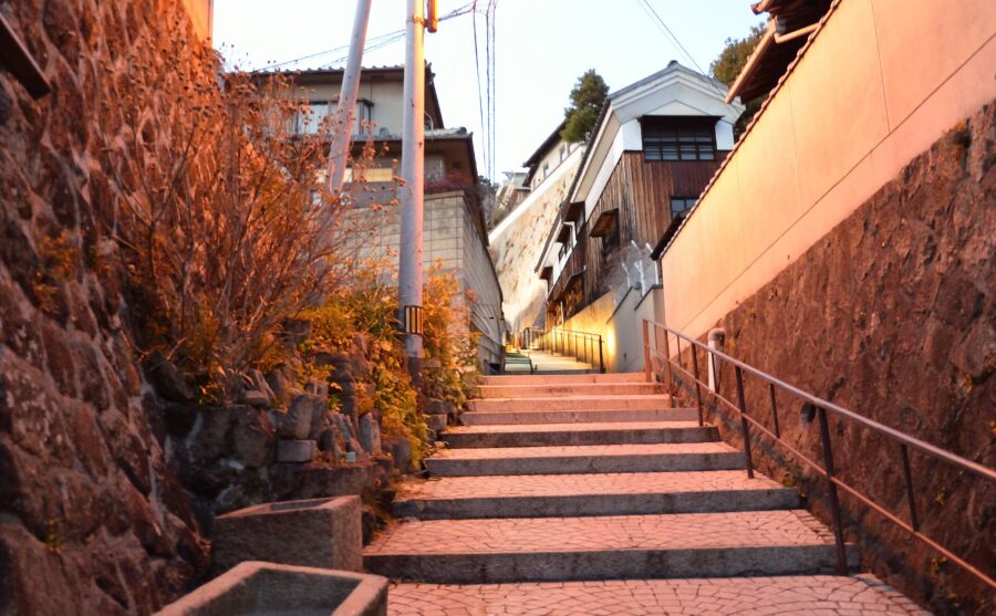尾道の石段の坂道と住宅が並ぶ路地の風景