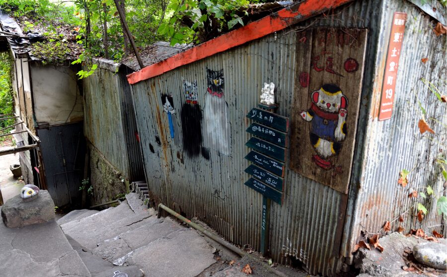 尾道 猫の細道の石段と路地