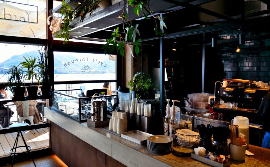 ONOMICHI U2内の海が見えるカフェ「Yard cafe」