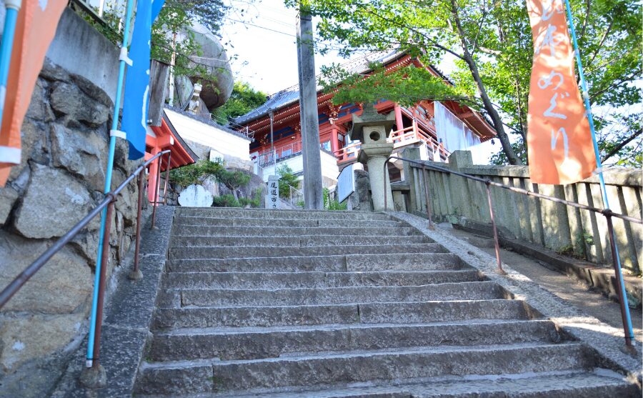 千光寺周辺にある急な石段と坂道の様子