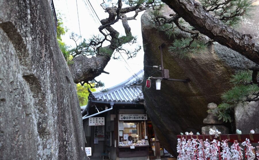千光寺本堂から鐘楼へ続く石に囲まれた通路
