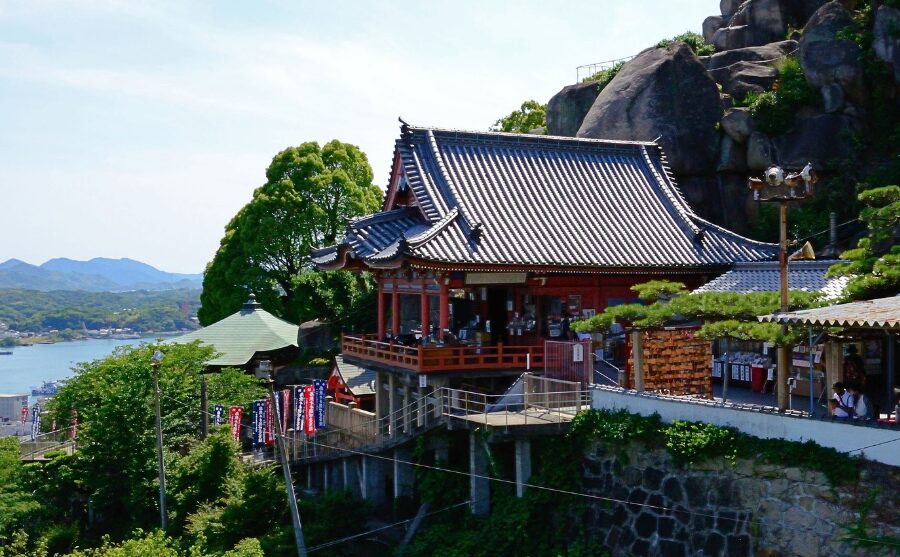 尾道の千光寺本堂と舞台の外観
