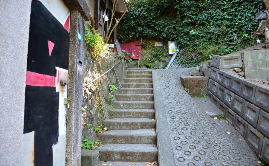 猫の細道へと続く坂道と階段の様子
