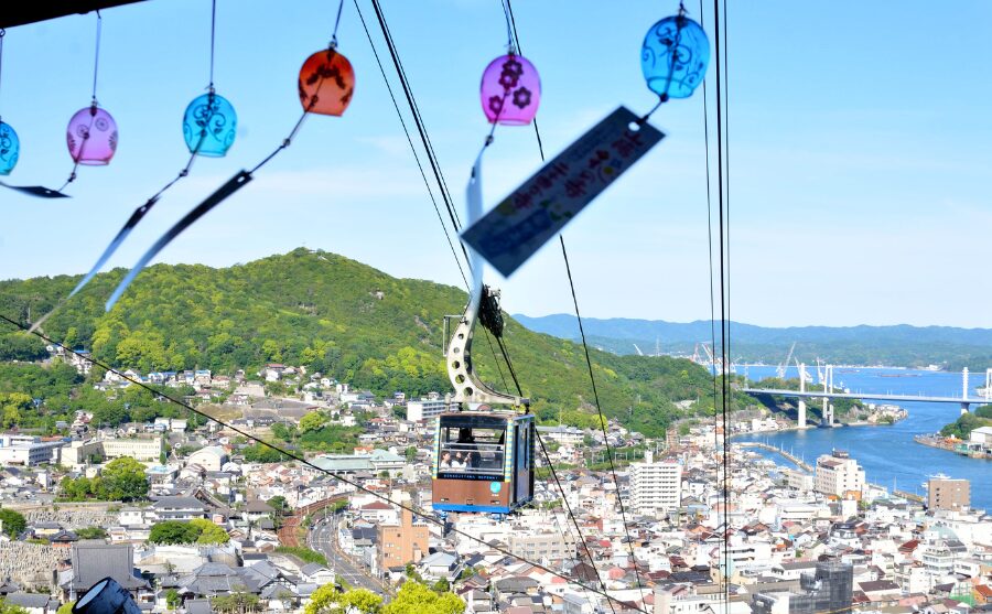 千光寺の風鈴越しに見るロープウェイと尾道の景色