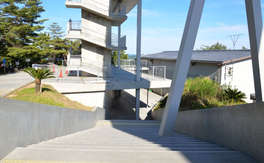 千光寺山ロープウェイ山頂駅から展望デッキへ向かう階段