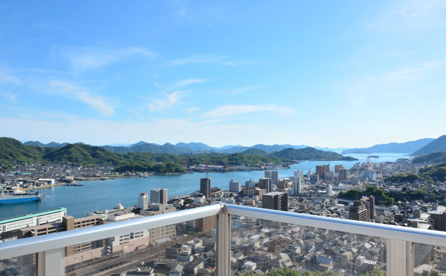 千光寺公園視点場MiTeMiから見える尾道水道と向島